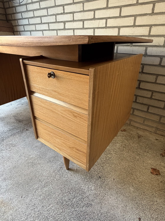 Image 1 of Groot vintage Deens bureau van teakhout zwevend midcentury