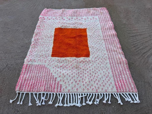 Authentiek handgemaakt Beni Ouarain Atlas-tapijt met rozenpatronen, 150/250 cm – Aime Té (photo 2 of 7)