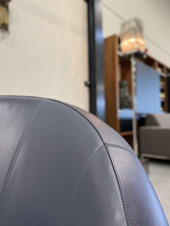 Image 1 of Fauteuil pivotant Leolux Parabolica en cuir bleu