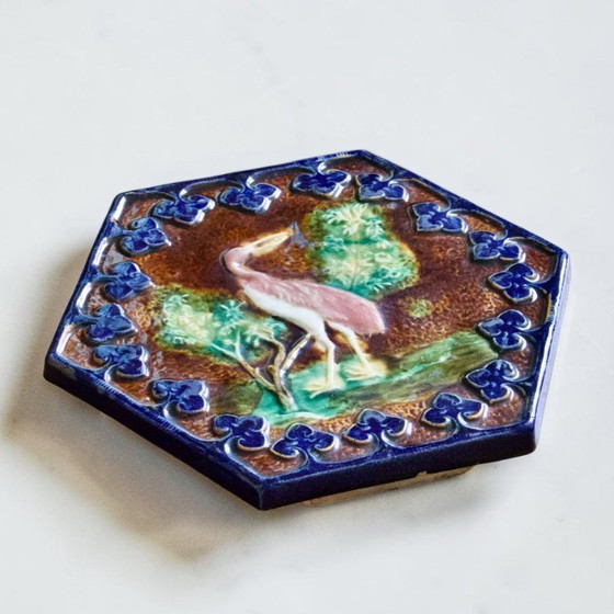 Image 1 of Salvamanteles francés de barbotina policromada del siglo XIX con pájaro rosa