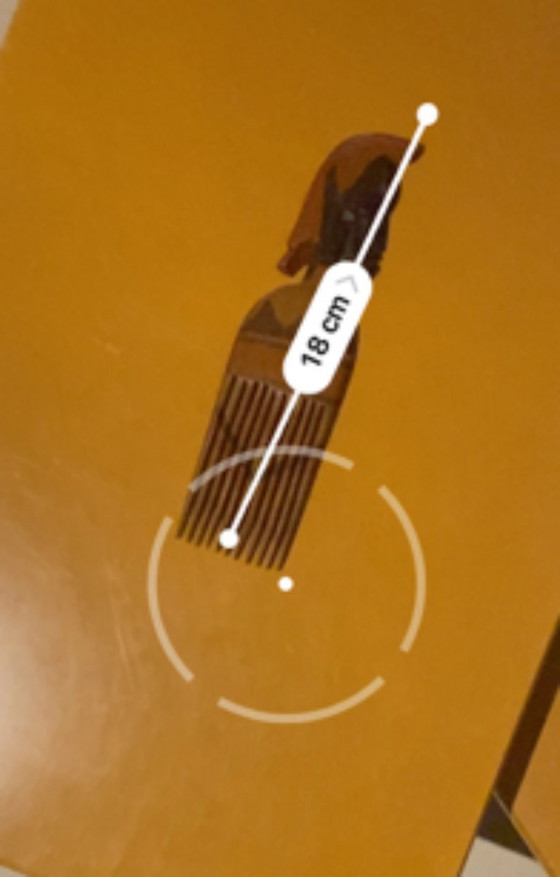 Image 1 of Peigne à cheveux cérémoniel d'Afrique de l'Ouest orné d'une figure sculptée – milieu du XXe siècle