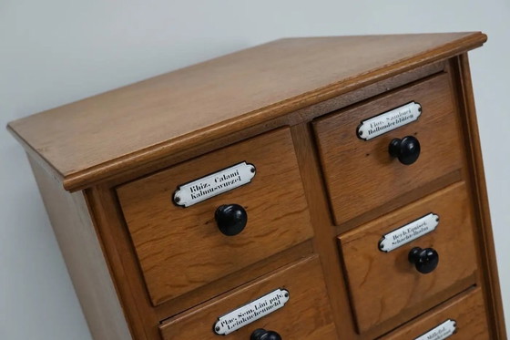 Image 1 of Botiquín alemán antiguo de roble con placas esmaltadas, años 40