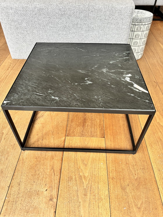 Image 1 of Elegante mesa de centro negra: tablero con efecto mármol y estructura de metal.