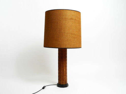 Belle grande lampe de table Mid Century Modern en bois décoré