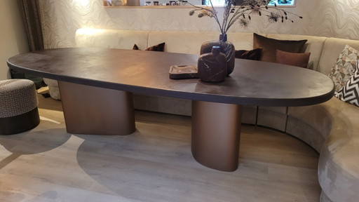 Table de salle à manger ovale avec deux pieds colonnes, marron