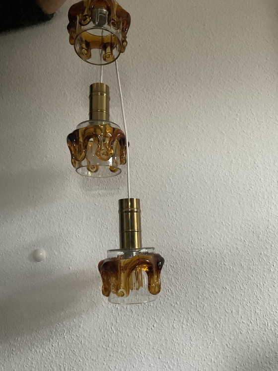 Image 1 of Lampada a sospensione di metà secolo – Oberglas Austria – vetro ambrato e ottone
