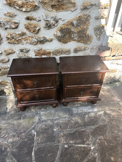 Ein Paar Vintage-Nachttische