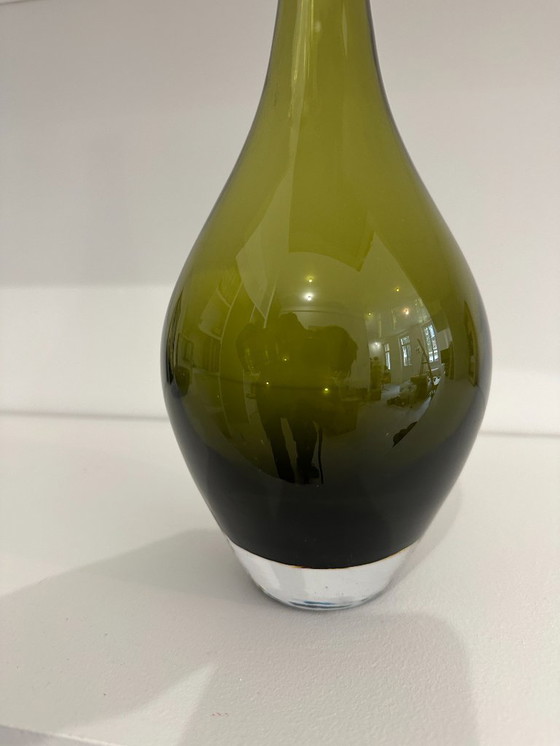Image 1 of Vase en verre soufflé vert olive – Élégant et intemporel