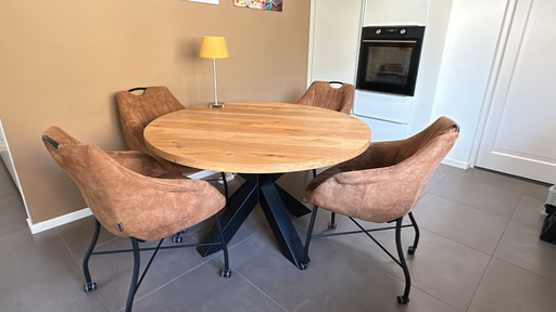 Table ronde avec 4 chaises mobiles assorties