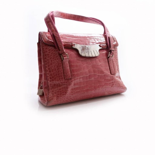 Borsa a tracolla Prada in pelle di coccodrillo rosa con dettagli in metallo argentato.