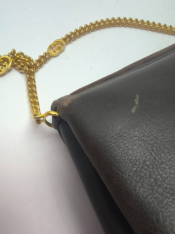 Image 1 of Rara borsa a tracolla vintage Gucci in pelle scamosciata e pelle con catena GG dorata e ciondolo con stemma – Made in Italy