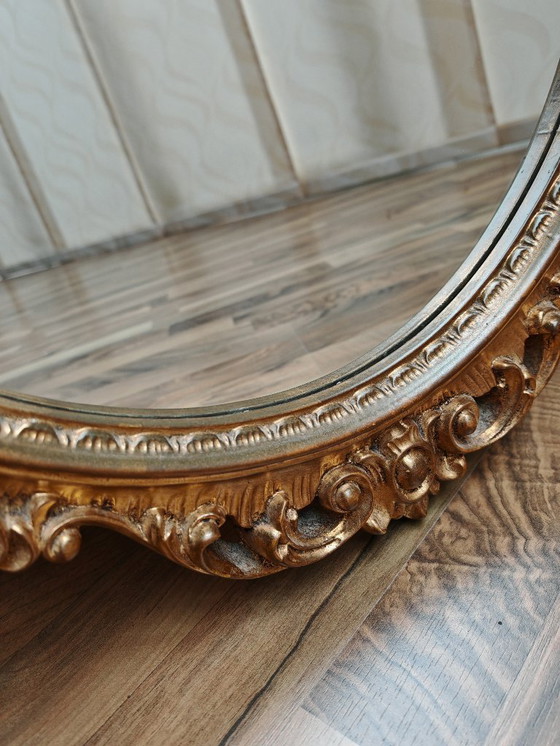 Image 1 of Ovale spiegel met gouden houten lijst uit een nalatenschap
