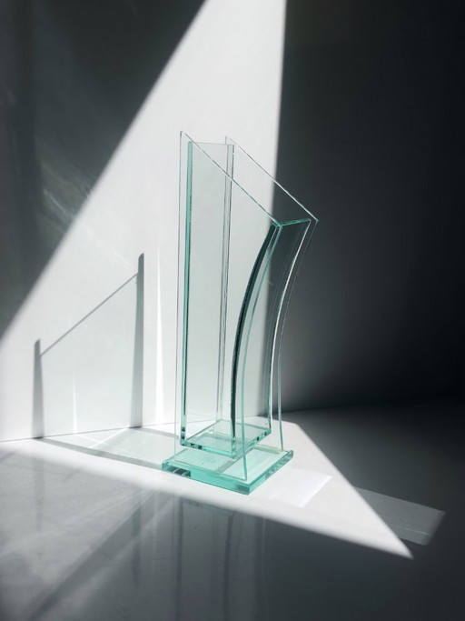 Postmoderne Glasvase aus gebogenem Klarglas, Deutschland 1990er, Architektonische Design Vase – vazen (photo 2 of 5)