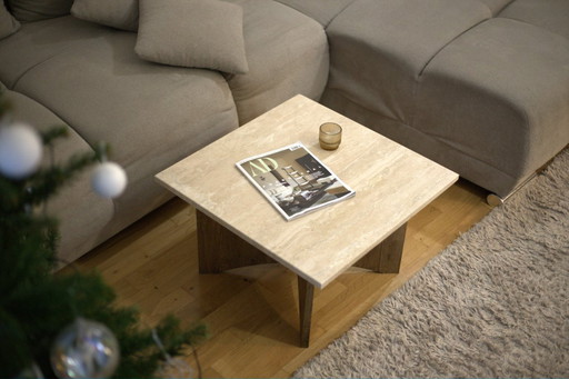 Quadrata salontafel van travertijn, gemaakt van natuursteen en massief eikenhout.