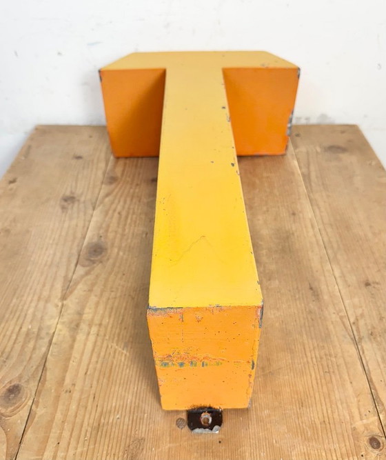 Image 1 of Grande lettera T in ferro giallo vintage per facciata, anni '60