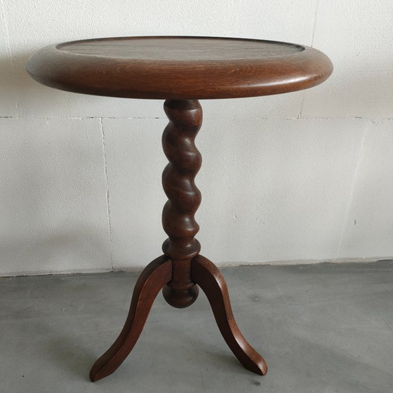 Image 1 of Round oak vintage side table with turned base (antique)