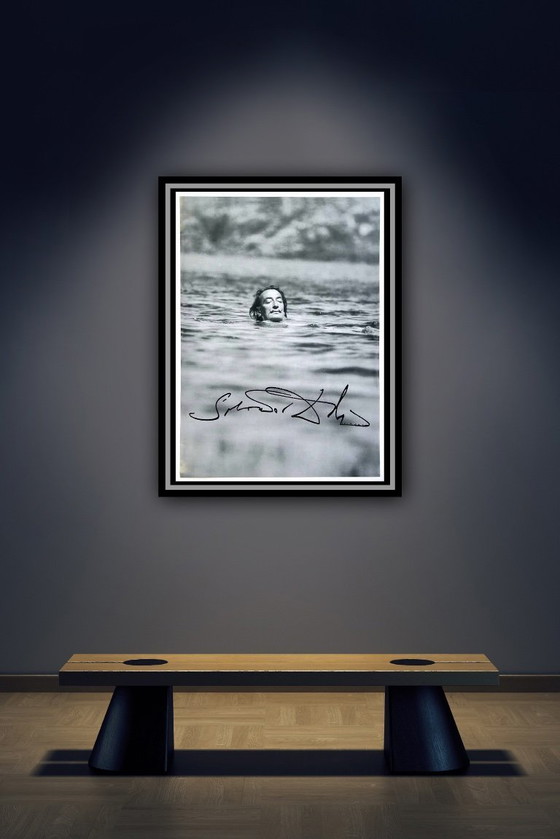 Image 1 of Salvador Dalí: "Nadando Dalí". Firmado en la placa.