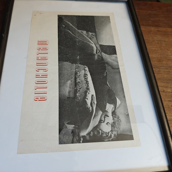 Image 1 of Originale schockierende „Melancholie“ von 1954 – gerahmte Seite aus einem belgischen Pin-up-Magazin