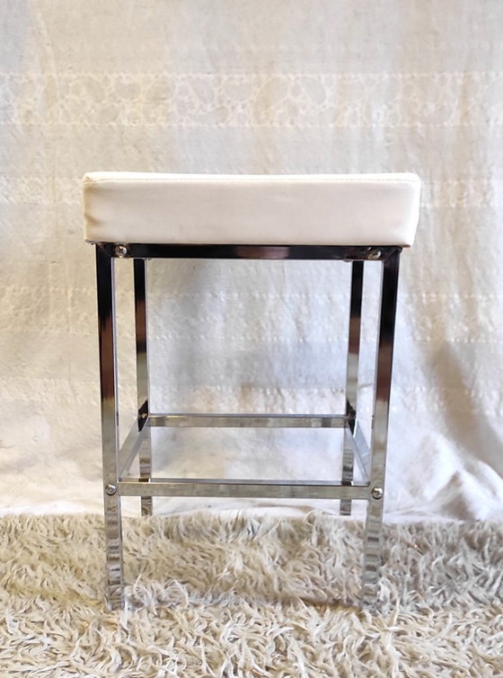 Image 1 of Taburete de diseño en metal cromado y polipiel blanca - mediados del siglo XX