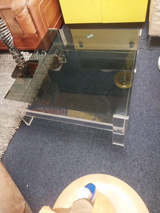 Image 1 of 1 x plexiglas salontafel met rookglazen bovenblad en gebogen plexiglas onderblad. 80 x 80x 39cm