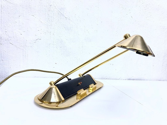 Image 1 of Lampada da tavolo design anni '80 in metallo placcato oro e pelle