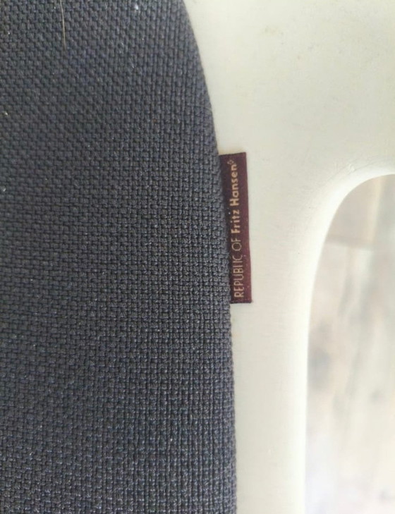 8 Fritz Hansen Chairs – Dining chairs, Plastic, Textile (photo 5 of 5)