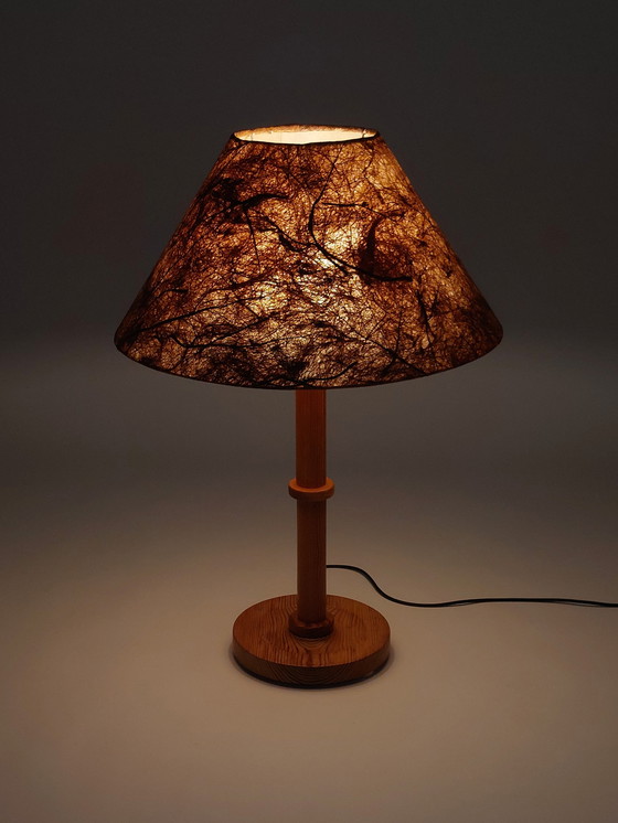 Image 1 of Lampada da tavolo o da terra vintage in legno di pino con paralume realizzato con foglie vere.