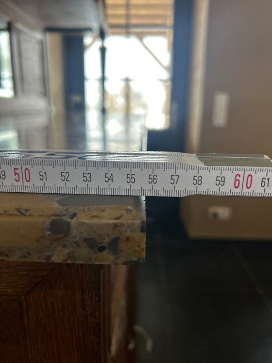 Image 1 of Hermoso mueble de cocina de madera con tapa de mármol.