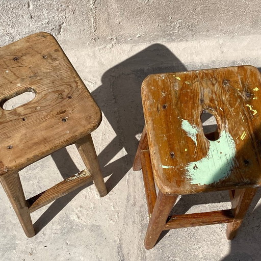 Coppia di sgabelli da officina antichi in legno patinato – krukjes, Wood (photo 2 of 9)