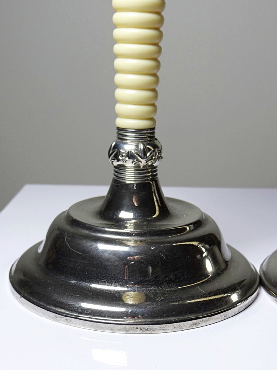 Image 1 of Par de candelabros antiguos estilo antorcha, de metal plateado y plástico con efecto marfil.
