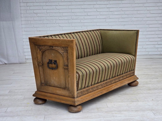 Image 1 of Dänisches 2-Sitzer-Sofa aus den 1950er Jahren, original gestreifte grüne Möbelwolle, Eichenholz.