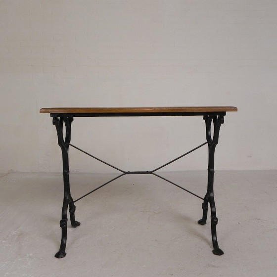 Image 1 of Table de bistrot avec plateau en chêne sur une structure en fonte, années 1930