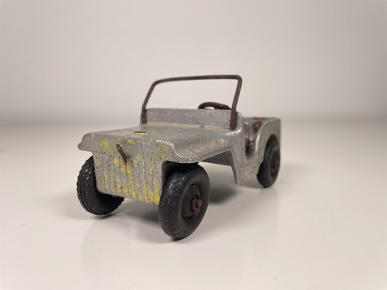 Image 1 of Coppia di Jeep giocattolo d'epoca, una macchina aperta degli anni '60 e una Jeep militare in metallo degli anni '40