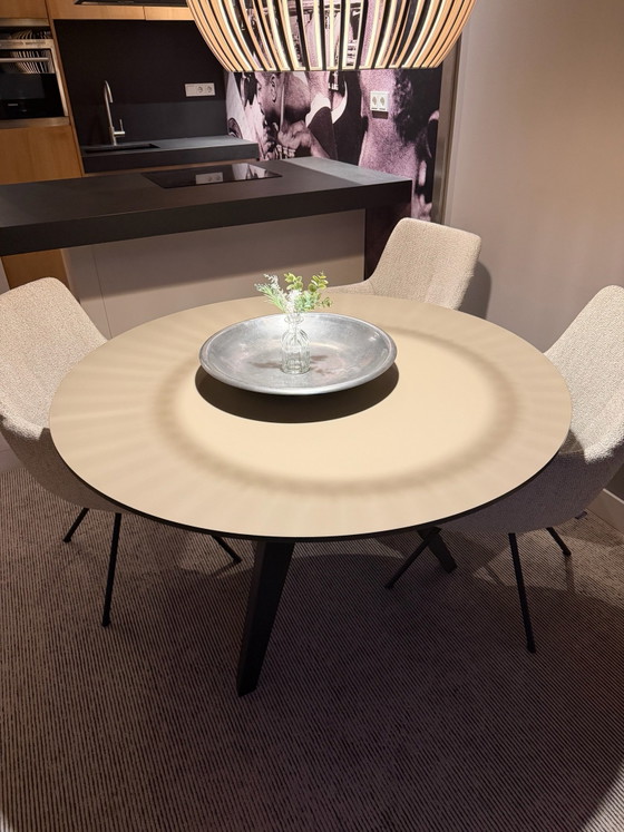Mesa de comedor de diseño de la marca holandesa Odesi, tipo Belly – Mesas de comedor, Metal, Madera (photo 5 of 5)