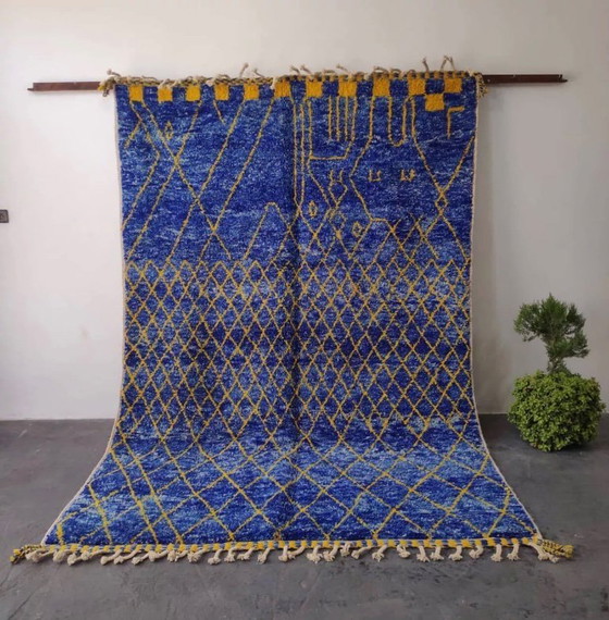 Image 1 of Grand tapis Beni Ouarain bleu royal et jaune, motifs géométriques 3x2M
