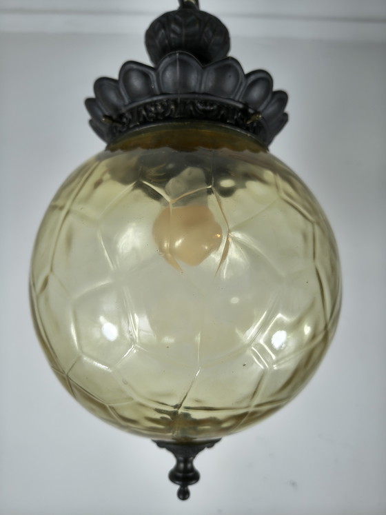 Image 1 of Lampada a sospensione vintage con globo in vetro pressato color ambra – stile retrò anni '70
