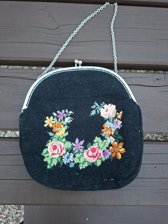Image 1 of Borsa vintage con struttura rigida ricamata a mano e porta rossetto abbinato.