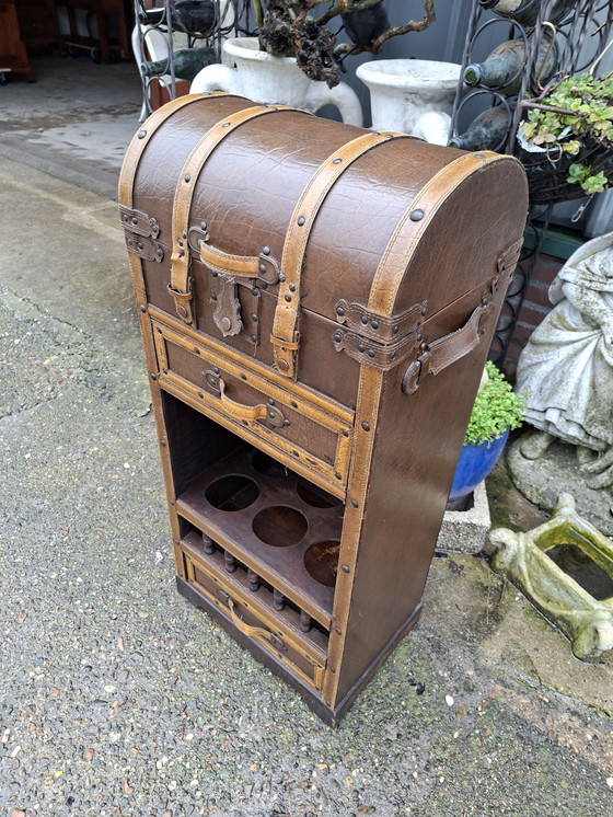 Image 1 of Precioso botellero revestido de cuero, con tapa superior, dimensiones: 50 x 25 cm y 79 cm de alto.