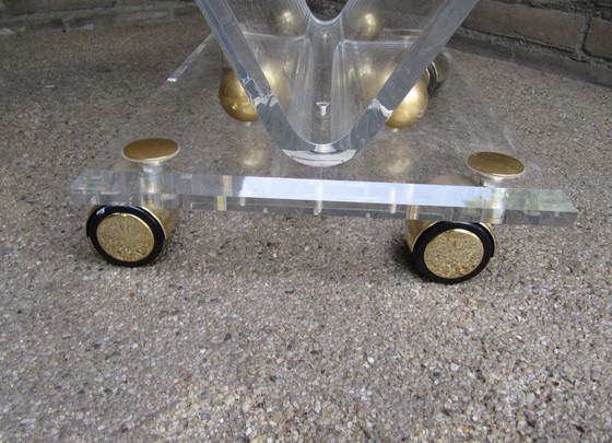 Image 1 of Mesita auxiliar de Charles Hollis Jones, de cristal acrílico, con revistero, Italia, década de 1970.