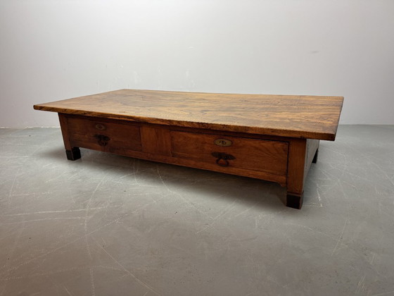 Image 1 of Gran mesa de centro francesa antigua de estilo rústico con dos cajones