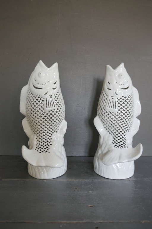 Service à poissons vintage en porcelaine blanche, représentant des carpes koï.