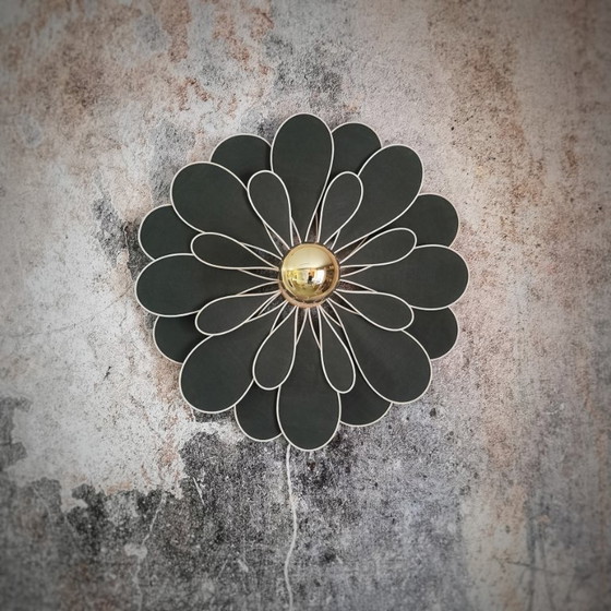 Image 1 of Wall-mounted flower, Marguerite model, 24 petals in rattan and linen (customizable shade)