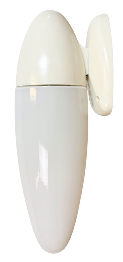 Industriële witte bakelieten wandlamp met melkglas, jaren 1950