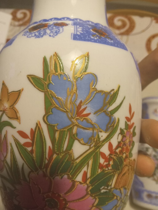 Hermoso par de jarrones decorativos asiáticos.