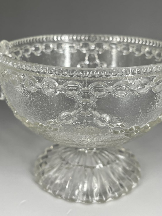 Image 1 of Antica ciotola in vetro pressato con piedistallo e manici a forma di cane – Decorazione a ghirlanda di catene (circa 1900)