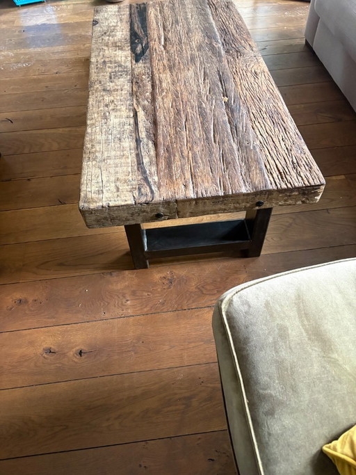 Robust coffee table