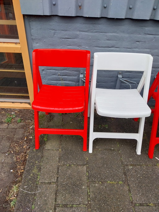 Juego de 5 sillas plegables de plástico Flair Pizzicato en rojo y blanco. Años 70.