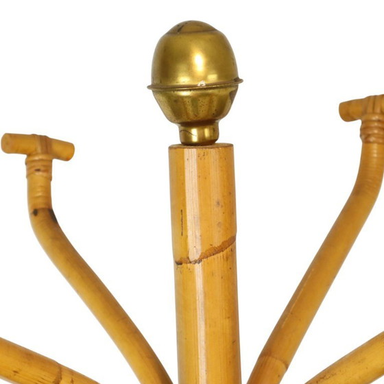 Image 1 of Raro perchero de pie de ratán latón