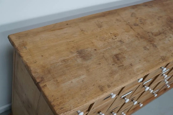 Image 1 of Antiker deutscher Kiefernholz-Apothekerschrank mit Emailleplaketten, 1900er Jahre