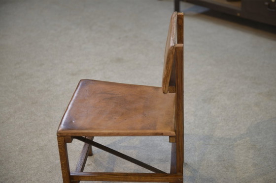 Image 1 of Een paar eikenhouten en lederen stoelen in de stijl van Gerrit Rietveld, jaren 60.